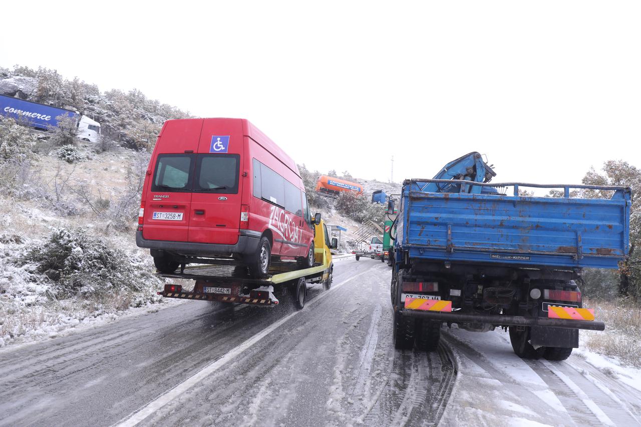 Klis: Policija regulira otežani promet zbog snijega, bure i poledice