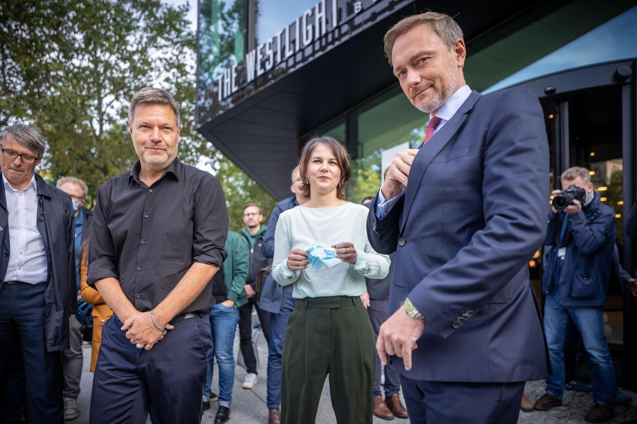 I Čelnici stranke Zeleni Robert Habeck (lijevo) i Annalena Baerbock s liderom liberalne stranke FDP Christianom Lindnerom (desno)