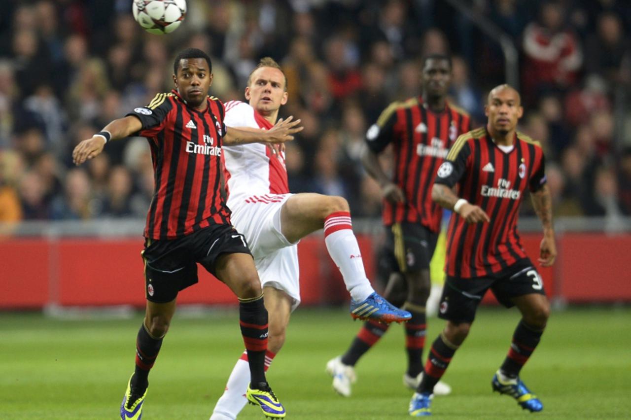 'AC Milan\'s Robinho (L) and Ajax Amsterdam\'s Siem de Jong (C) fight for the ball during their Champions League soccer match at the Amsterdam Arena stadium October 1, 2013.   REUTERS/Toussaint Kluite
