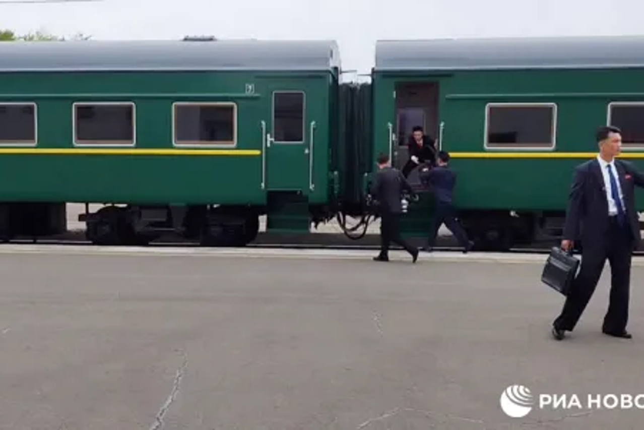 Kim Jong Un uskače u vlak koji je krenuo