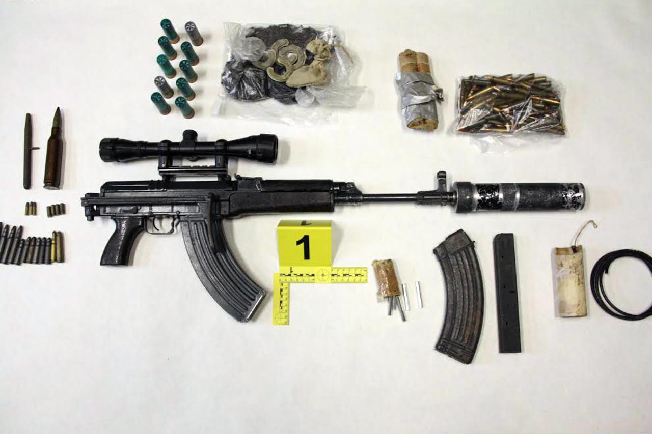 Solin: 19-godišnjak u stanu držao arsenal oružja i eksploziva