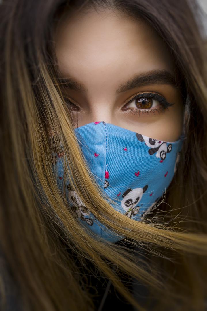 Portret novinarke Marije Cindrić tijekom jednog od zadataka na kojem je nosila zaštitnu masku s motivom pande i srca
