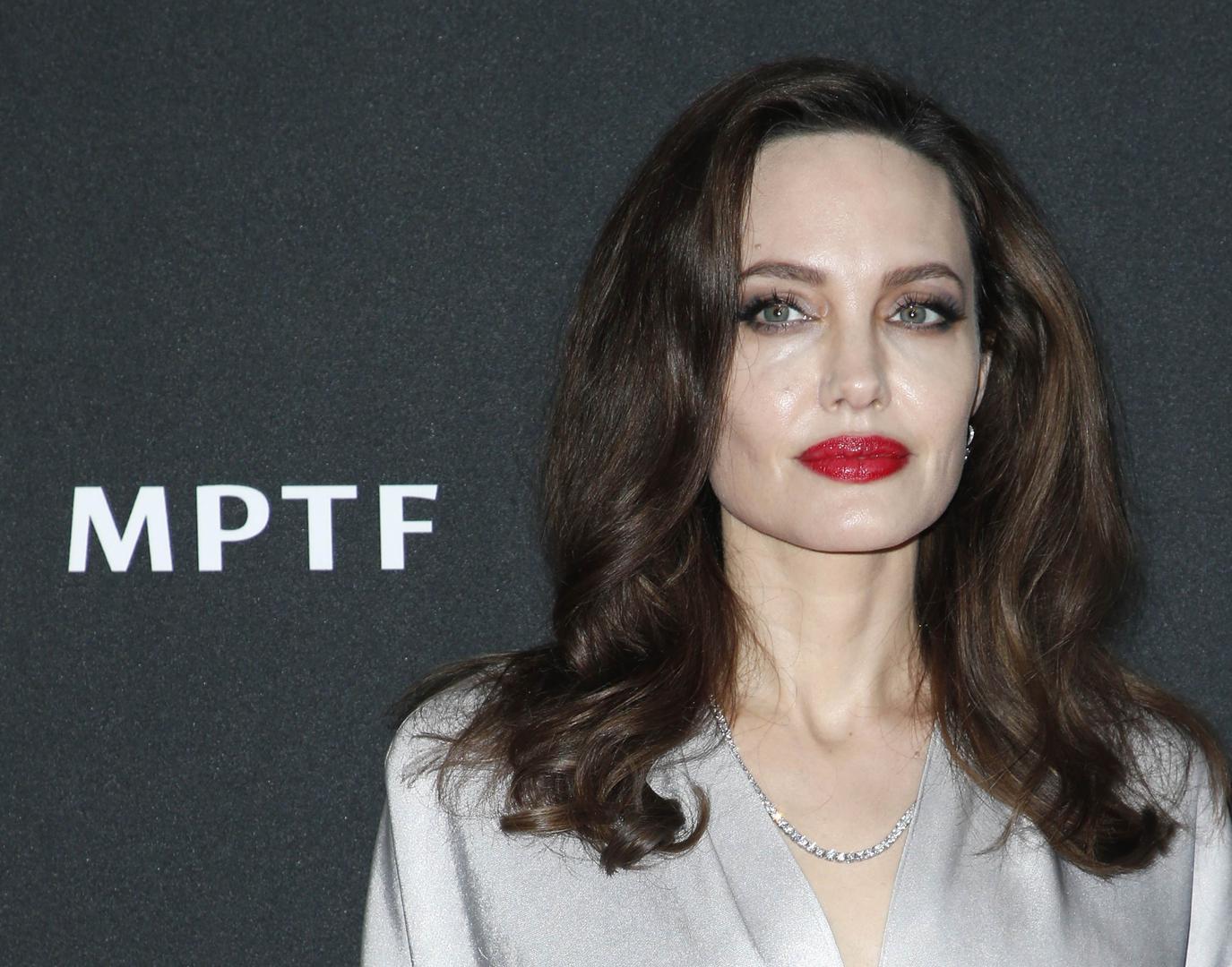 Angelina Jolie svojim izgledom opet zabrinjava i djeluje kao da je na rubu anoreksije. 