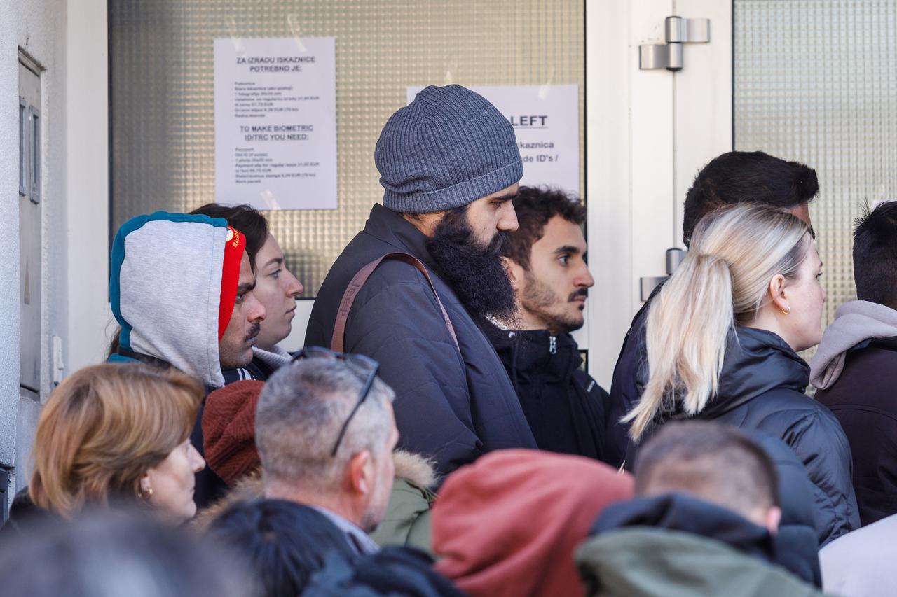 Zagreb: Strani radnici čekaju u redu ispred Službe za državljanstvo i statusna pitanja stranaca