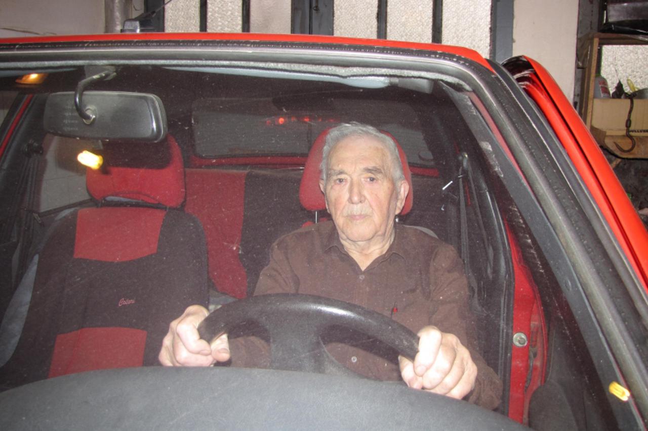 'Krizevci, 20-11-11, Zdenko Premzl, s 93 godine je najstariji vozac u Krizevcima, najvjerojatnije i u regiji. Foto Sergej Novosel/VLM'