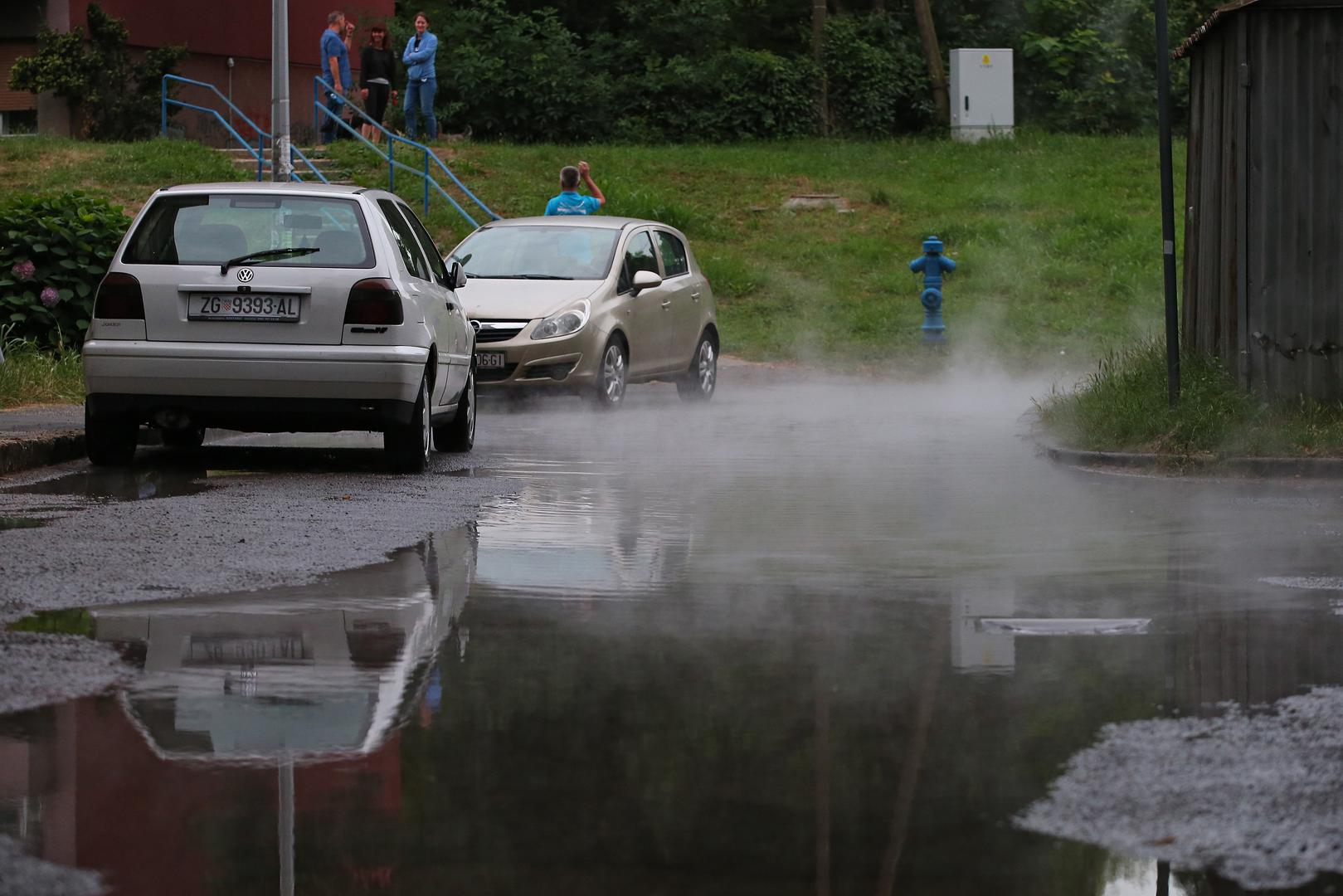 Cijev vrelovoda puknula je danas u Zagrebu i izazvala kratkotrajnu poplavu.