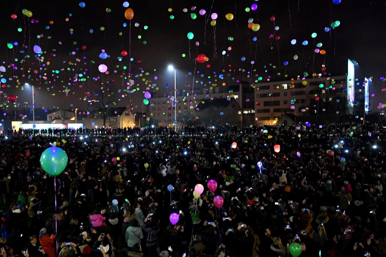 Zagreb: Sa Sveučilišne livade u zrak pušteno 3000 svjetlećih balona
