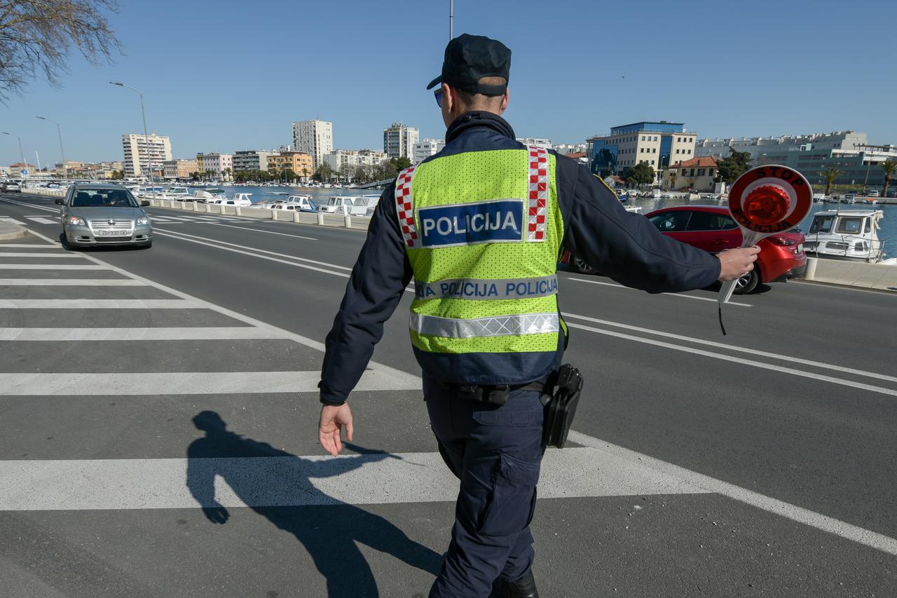 Zadarska policija u akciji povodom Dana žena zaustavlja sudionice u prometu i daruje ih ružama