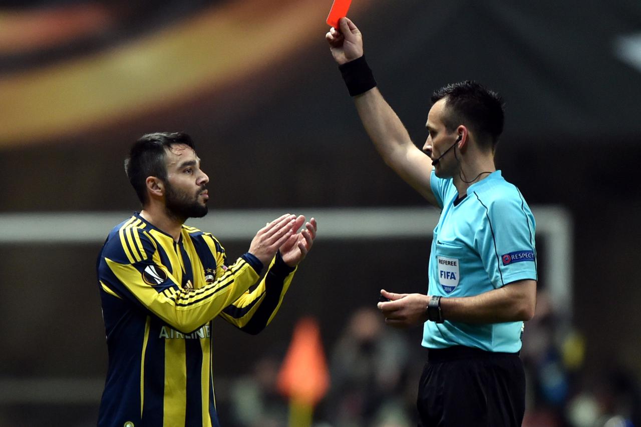 (SP)PORTUGAL-BRAGA-UEFA EUROPA LEAGUE(160318) -- BRAGA, March 18, 2016 (Xinhua) -- Fenerbahce's Volkan Sen (L) is shown a red card by Referee Ivan Bebek and expelled during the second leg of round 16 of the Europa League soccer match SC Braga vs Fenerbahc