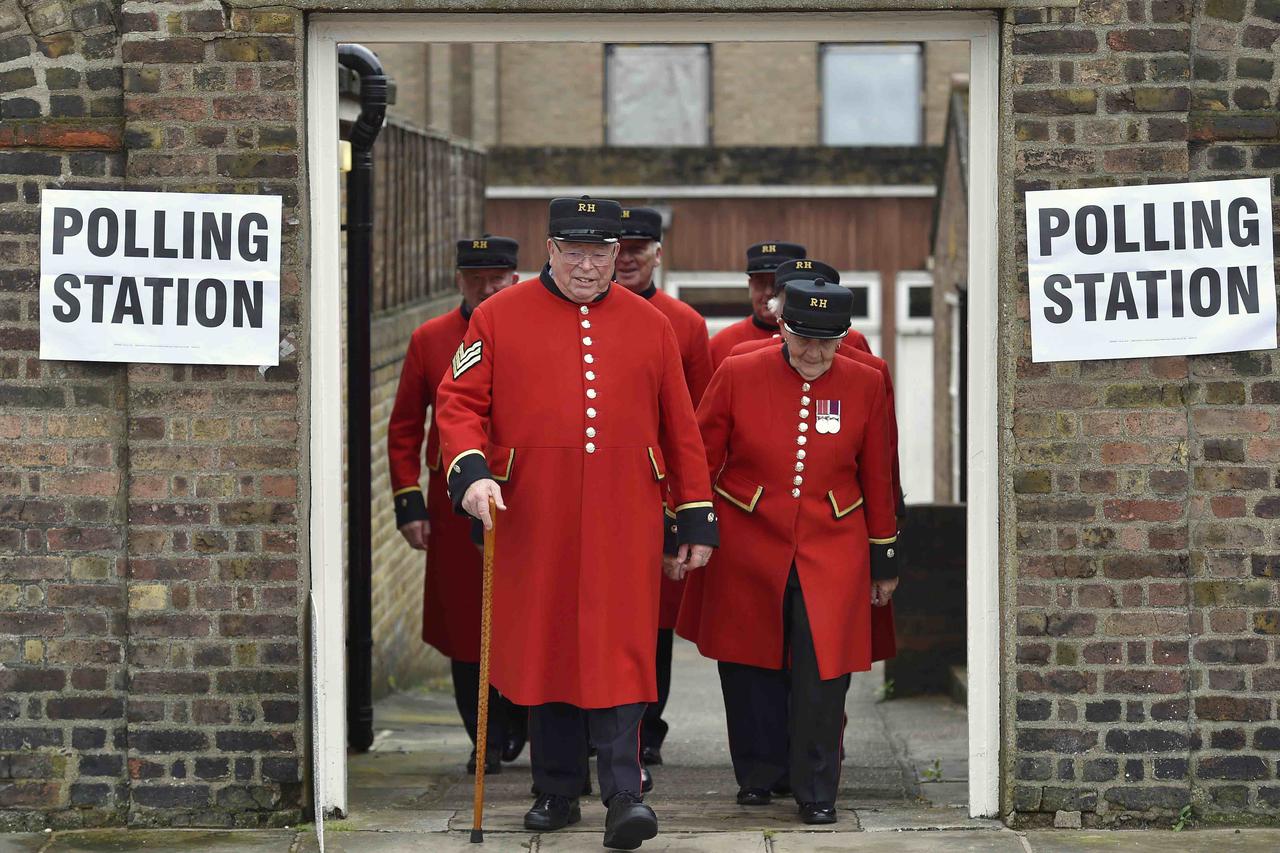 Chelsea Pensioners leave after voting in the EU referendum, at a polling station in Chelsea in London, Britain June 23, 2016.   REUTERS/Toby Melville
