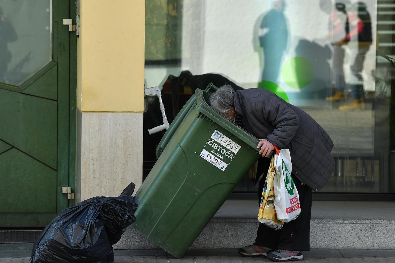 Zagreb: Gospođa u doba inflacije u potrazi za bocama kako bi nadopunila svoj kućni budžet