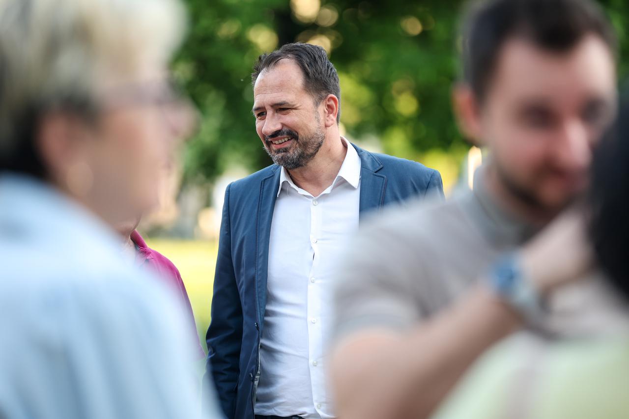 Zagreb: Ivan Penava na Trgu Ivana Kukuljevića podržao je nositelja Igora Peternela i ostale kandidate