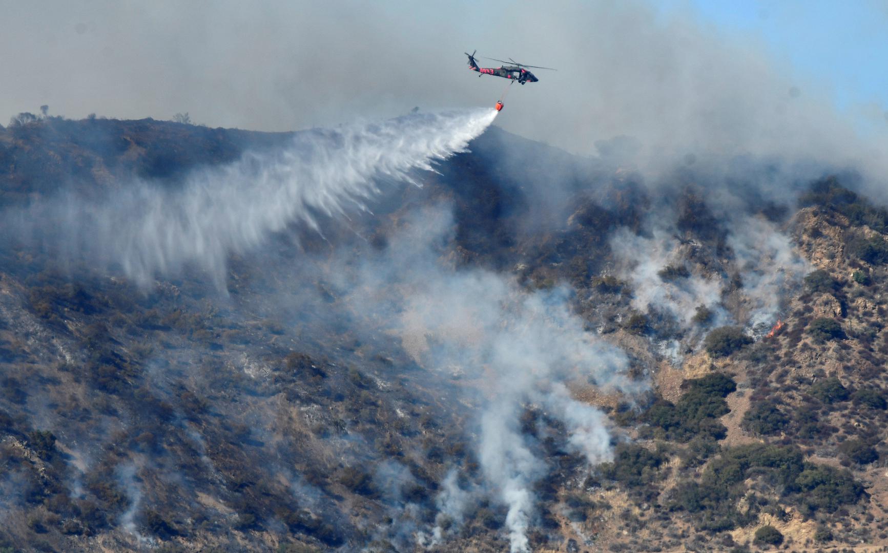 Požar Thomas već je spalio 105.000 hektara, uništeno je 1000 objekata, a materijalna šteta pričinjena od 4. prosinca penje se na 104 milijuna dolara, izvijestila je u subotu kalifornijska vatrogasna služba Calfire.