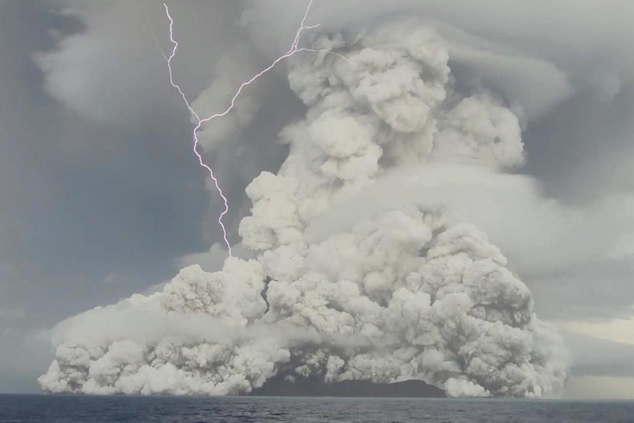 Eruption of the underwater volcano Hunga Tonga-Hunga Ha'apai off Tonga