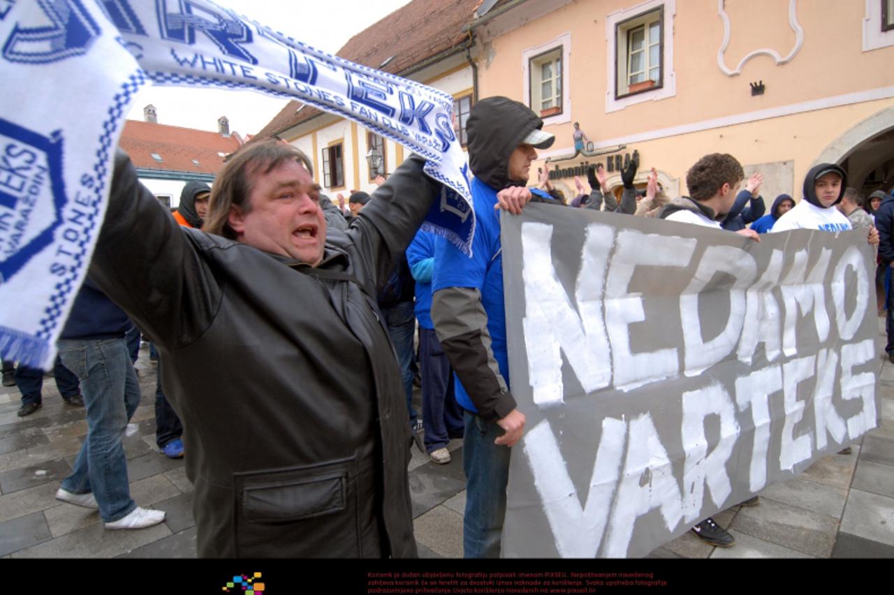 '22.02.2010.,Varazdin - Navijaci nogometnog kluba Varteks, zaposlenici, treneri i nogometasi svih uzrasta odrzali mirni prosvijed na Korzu u znak senzibiliziranja javnosti sa stanjem u klubu, navijaci