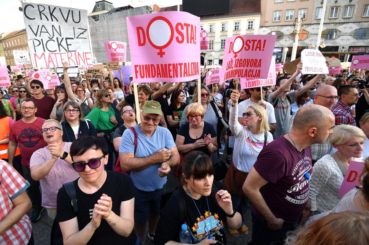 Zagreb: Na glavnom Trgu održan prosvjed "Dosta!" u znak solidarnosti za prekid trudnoće