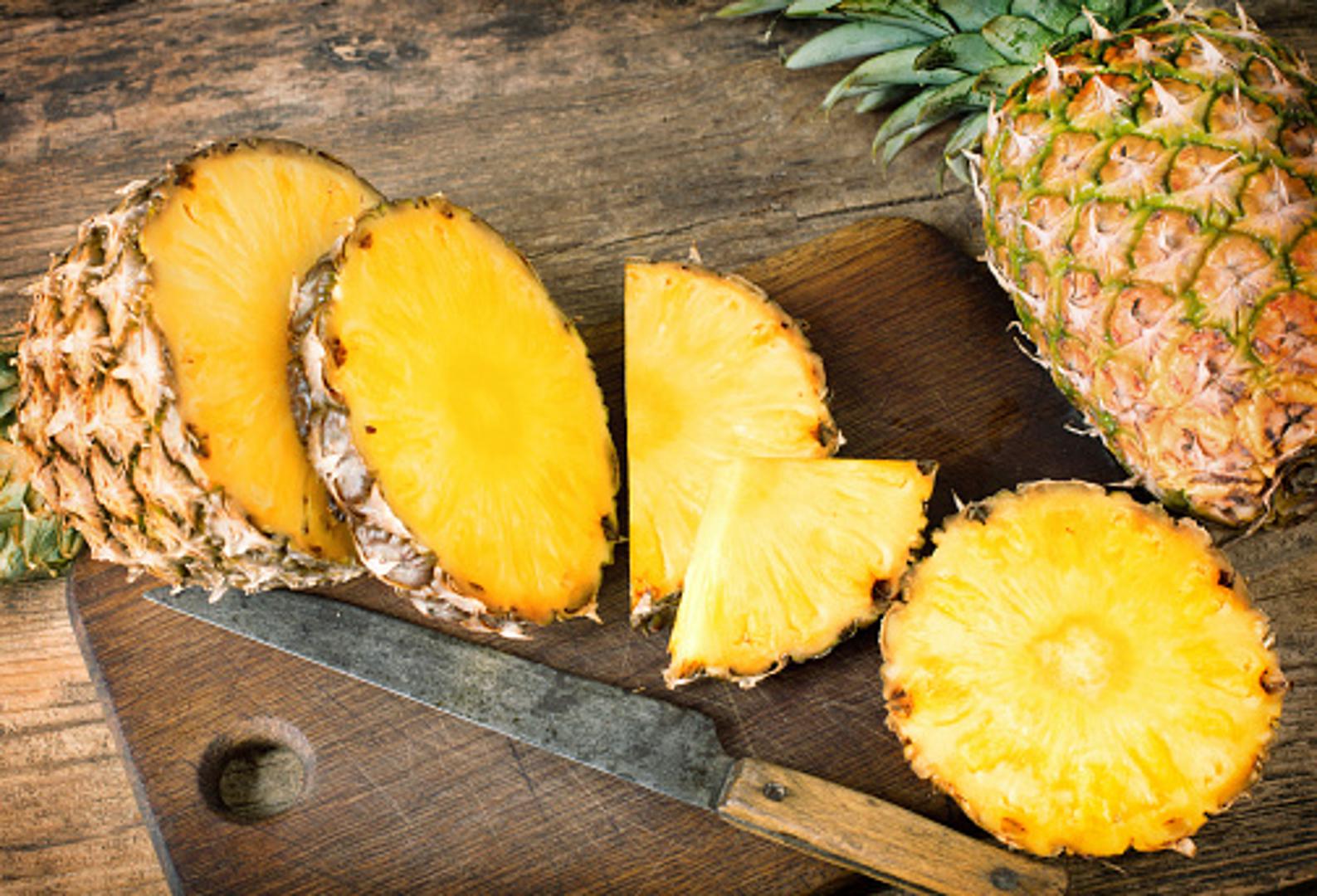 Ananas - Ovo voće odličan je izbor za probavni sustav i pomaže u sagorjevanju masnoća. Ovo niskokalorično voće sadrži u prosjeku oko 79 mg vitamina C po serviranju. 