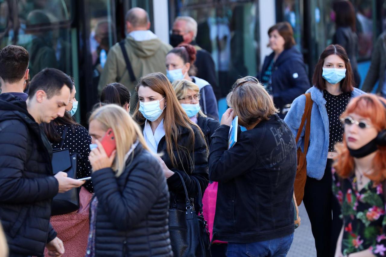 Zagreb: Kako raste broj zaraženih tako sve više građana nosi maske i na otvorenom