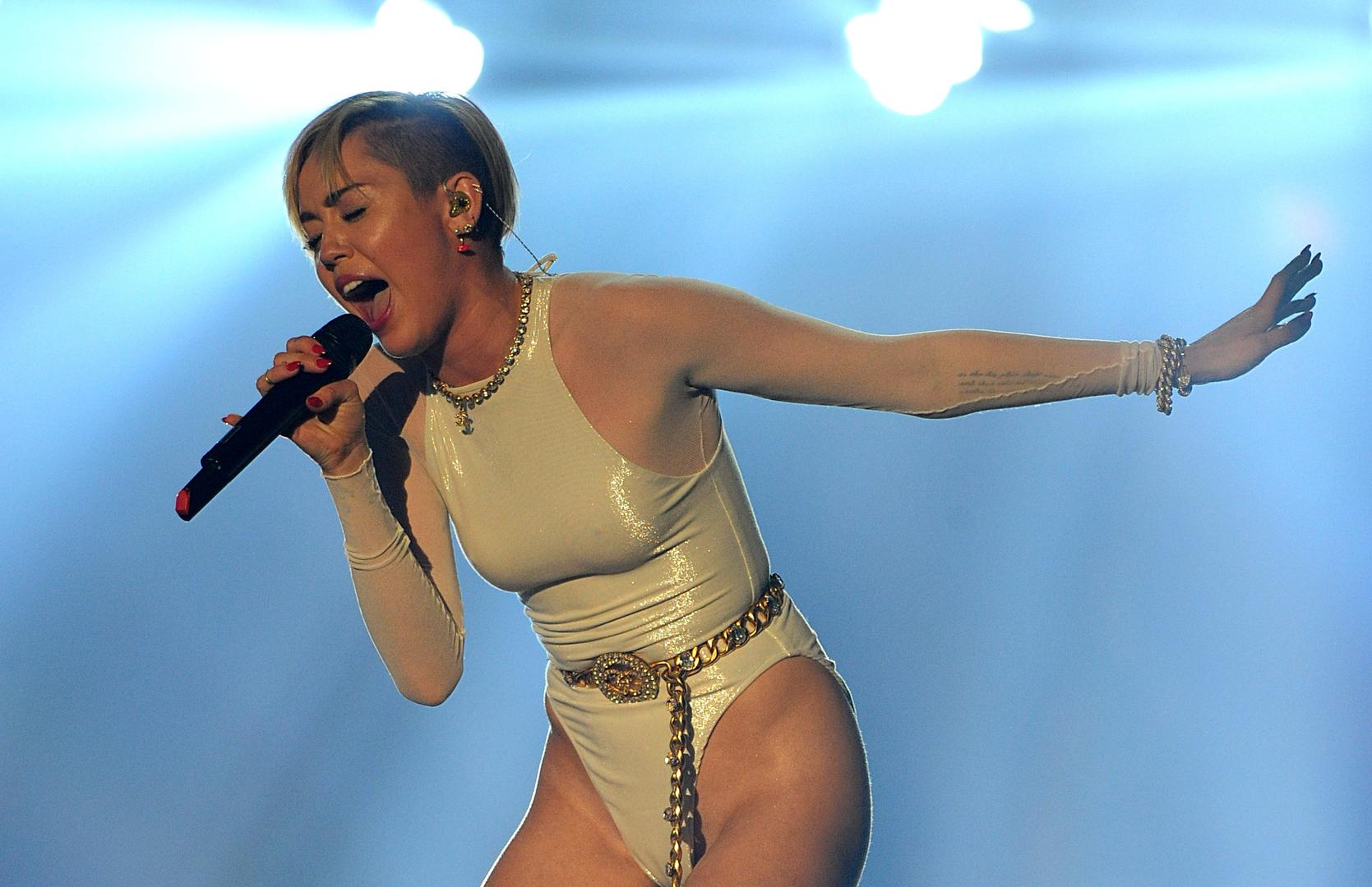 Miley Cyrus 2013. godine na dodjeli nagrada MTV na pozornici je twerkala i izazvala zgražanje mnogih, pa čak i kolega iz One Directiona koji su rekli kako je to neprimjereno od nje. 