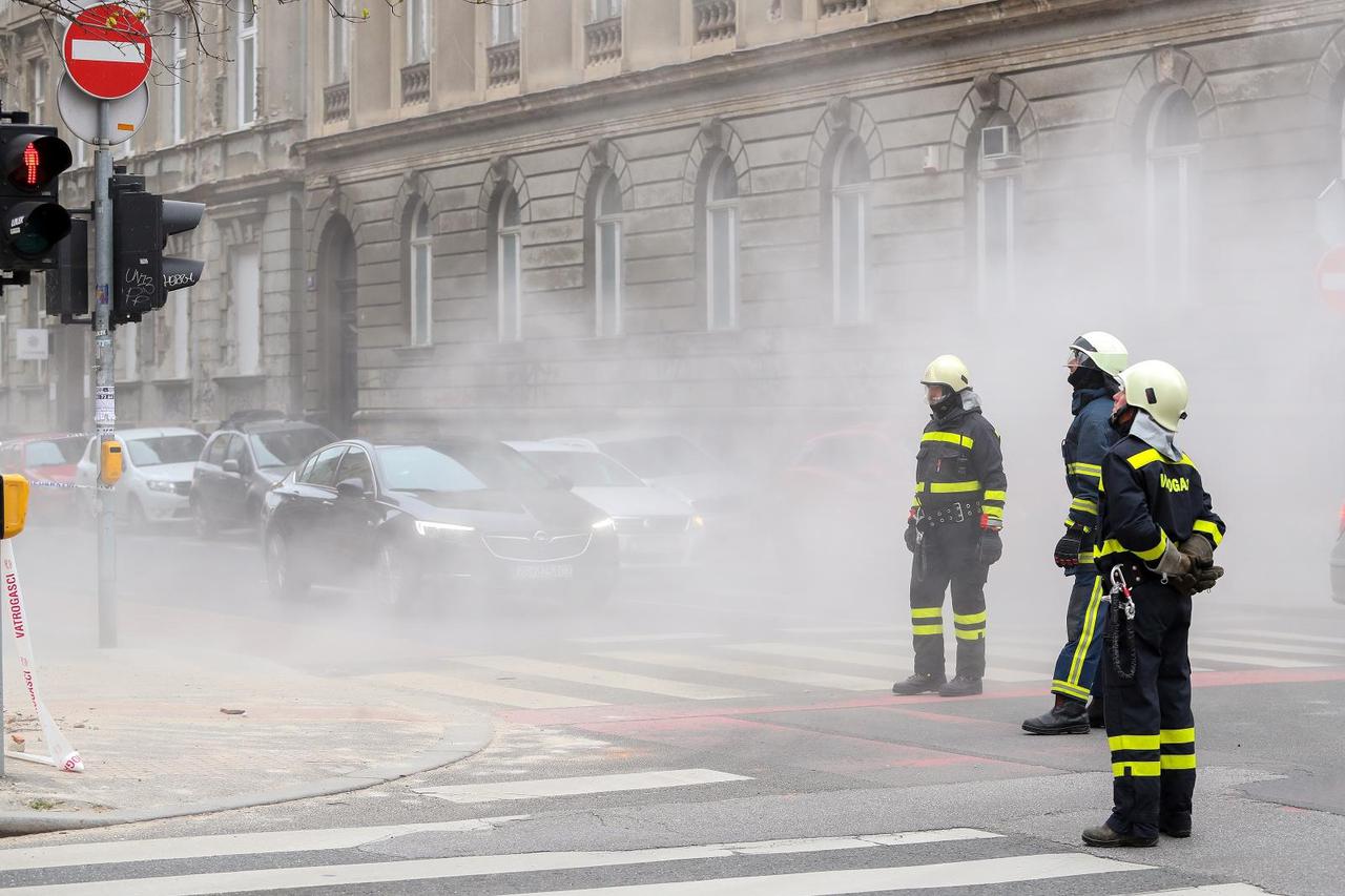 Zagreb: Vatrogasci osiguravaju zgradu koja je opasnost za građane