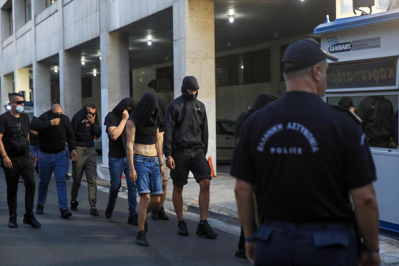 Atena: Privođenje navijača koji su sudjelovali u neredima u kojima je navijač AEK-a smrtno stradao