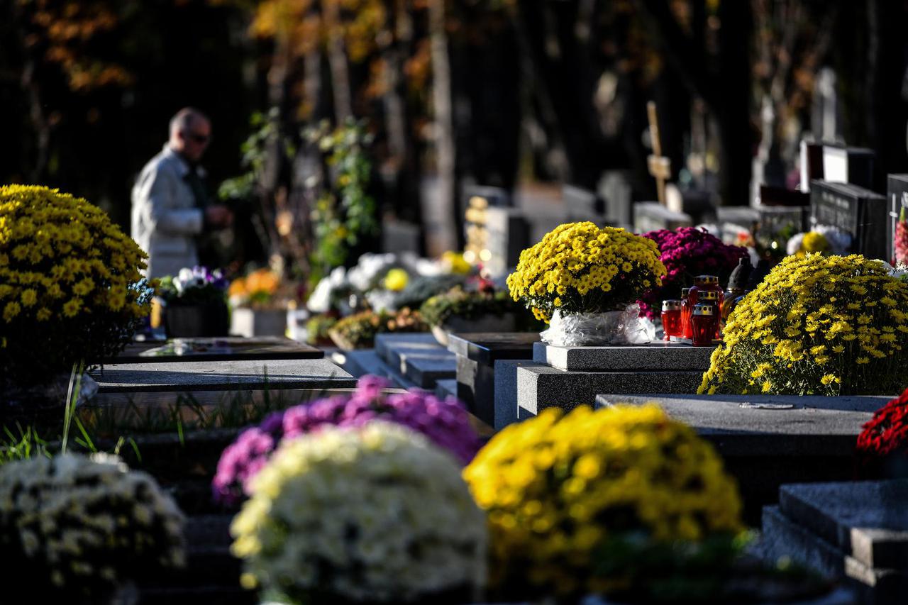 Zagreb: Povodom blagdana Svih svetih građani uredili grobove svojih najmilijih na Mirogoju