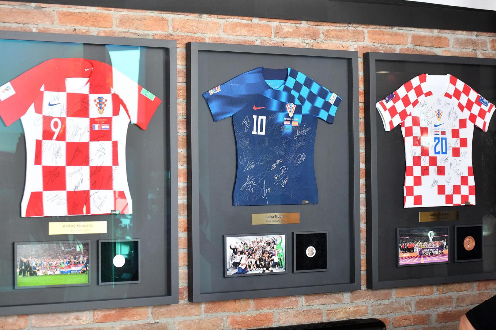 Na zidovima restorana The Family nalaze se i dresovi legendarnih hrvatskih igrača koje je izbornik skupio. 