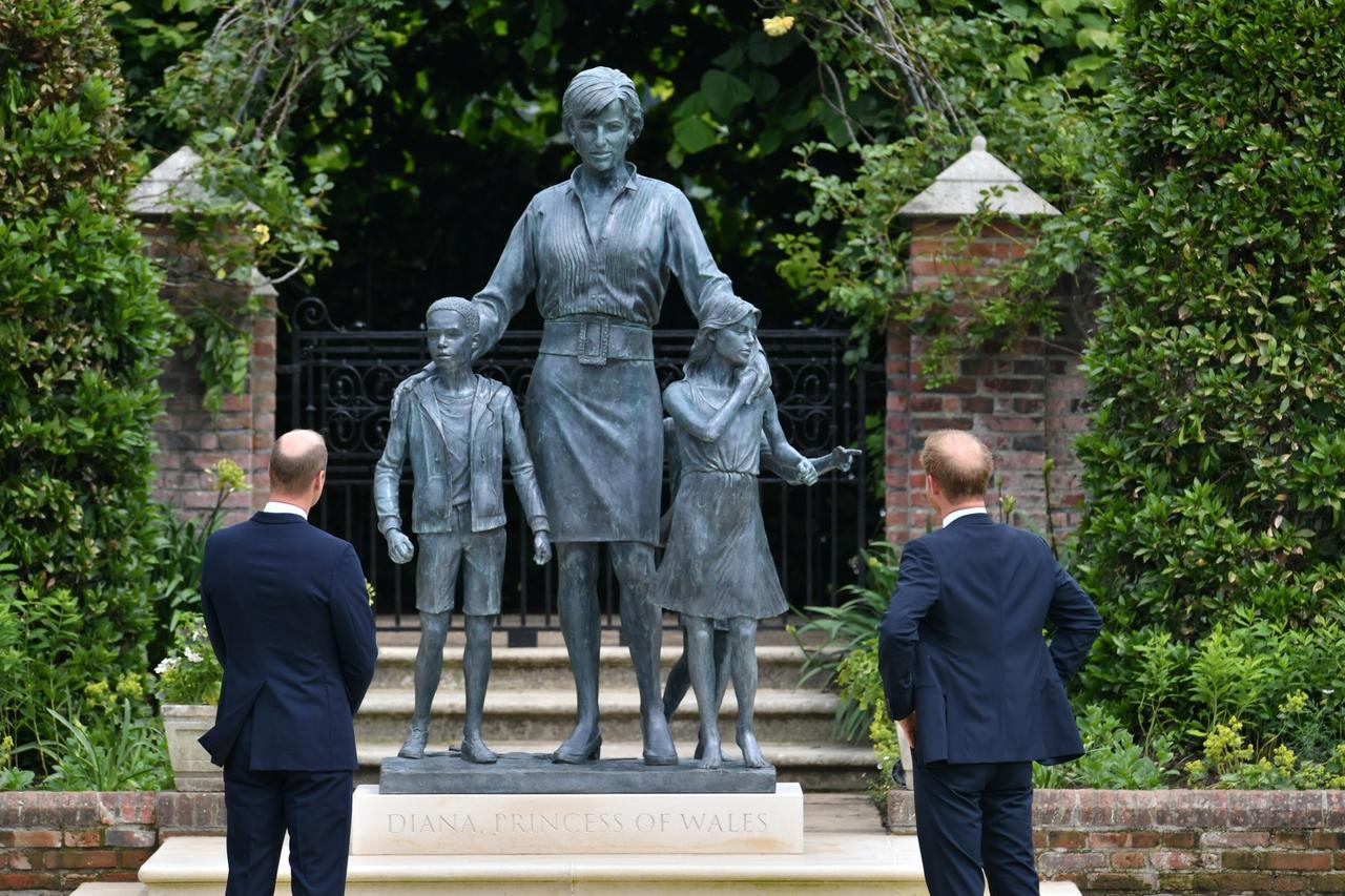 William i Harry zajedno otkrili kip u spomen na princezu Dianu povodom njenog 60. rođendana