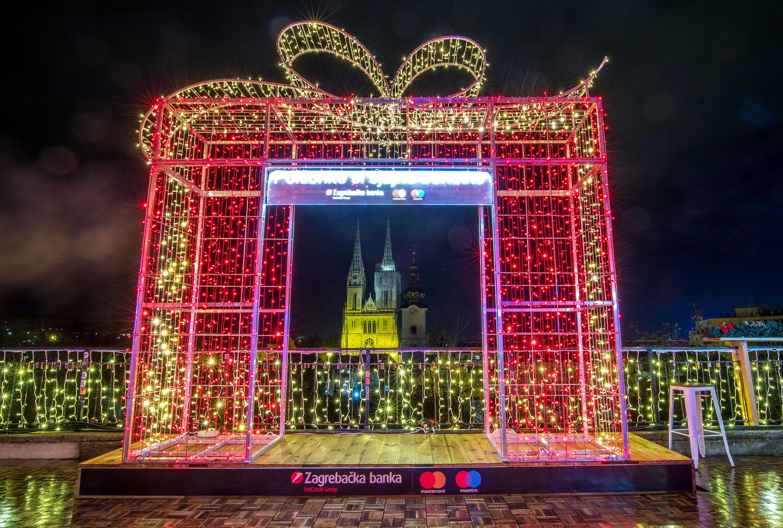 Ove godine je novost portal u obliku divovskog svjetlećeg dara postavljen na platou Gradec.