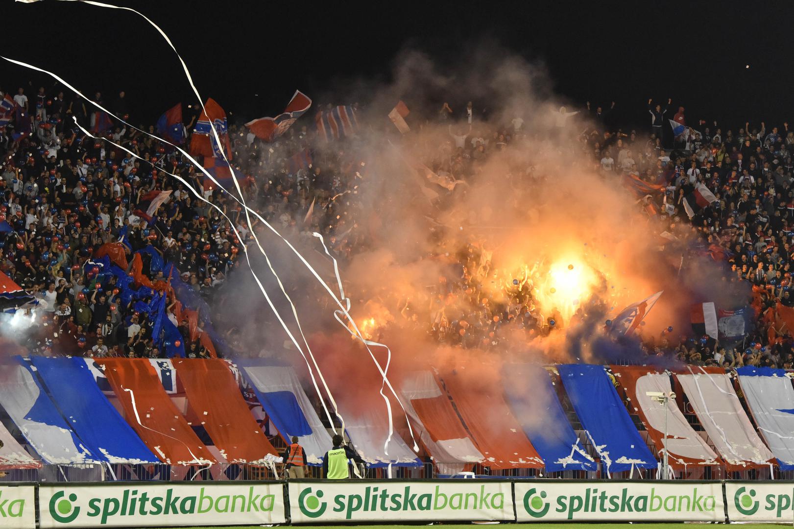 Torcida je uoči utakmice priredila bakljadu, dim je prekrio Poljud pa je utakmica kasnila par minuta.