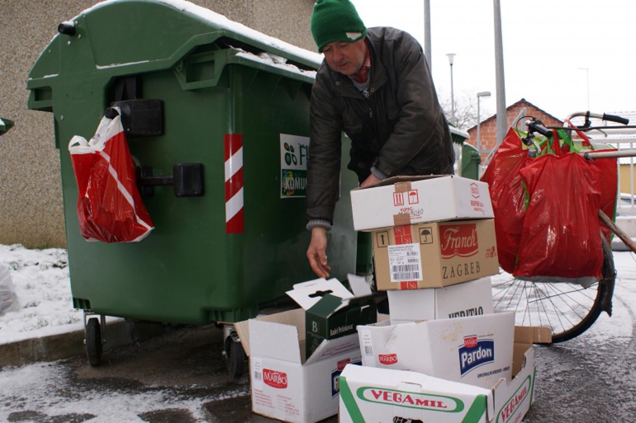 'podravina i bilogora, virovitica, 24.02.2011. zdravko delac iz kontejnera koji nisu namijenjeni za papir izvlaci kartone, kutije, novine i samoinicijatino ih prenosi u za to predvidjene kontejnere - 