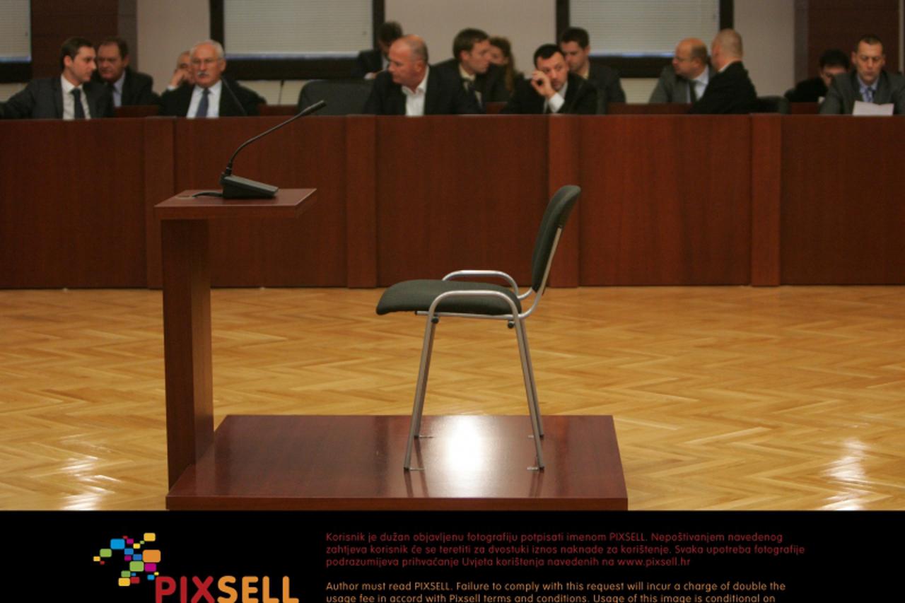 \'17.12.2008.Split - Sudjenje dilerima Jaksi Cvitanovicu Cviku i ostalim odgodjeno zbog nedolaska svjedoka za srijedu.Prazna stolica za svjedoke,u pozadini branitelji optuzenih. Photo: Ivo Cagalj/24sa