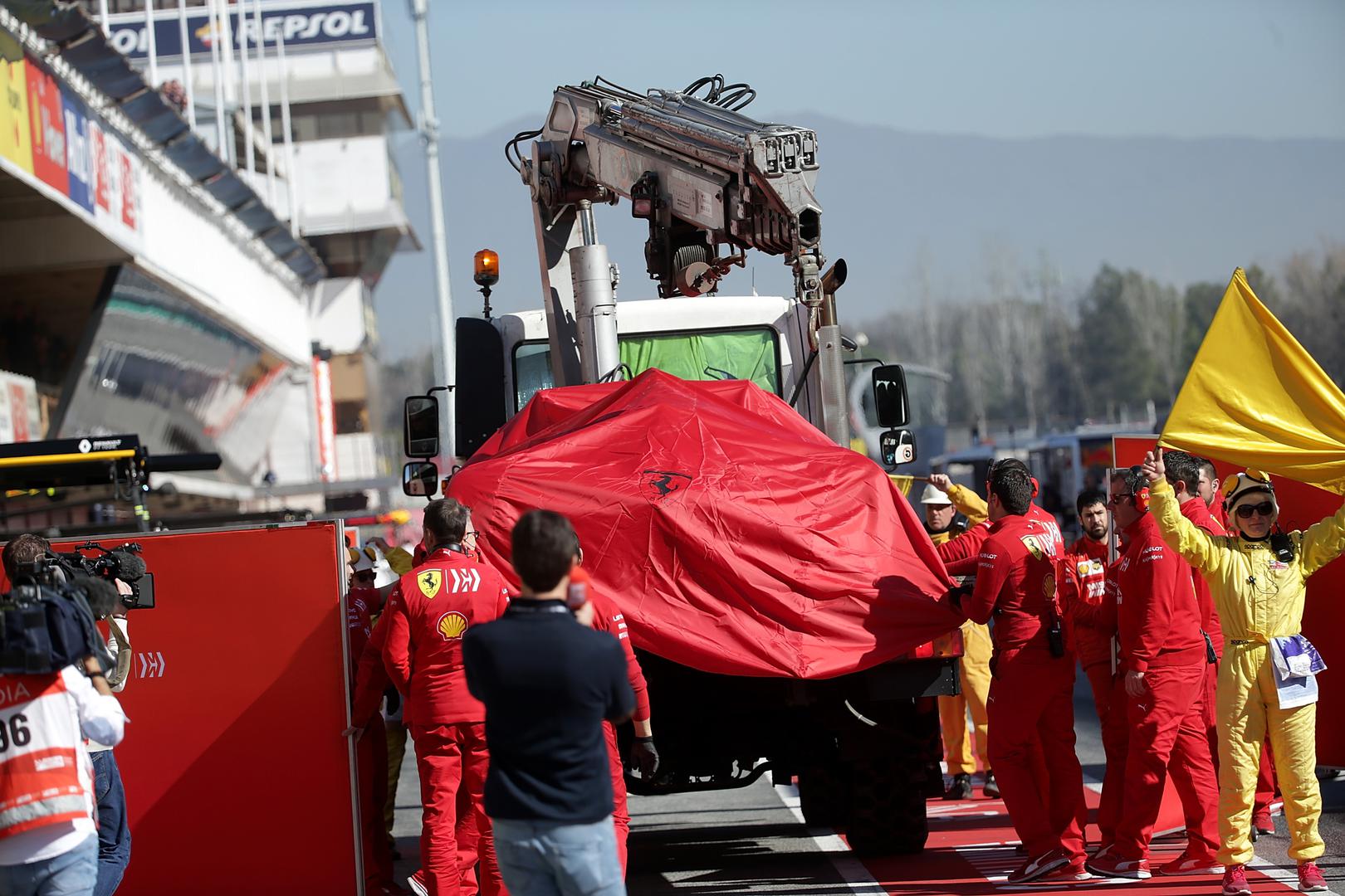 Vettel je napravio veliku štetu na bolidu kojeg su Ferrarijevi mehaničari brzo prekrili ceradom i prevezli u garažu