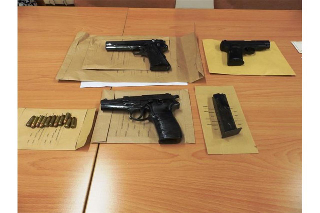 Pretragom domova policija je našla novac i oružje koje je oduzeto