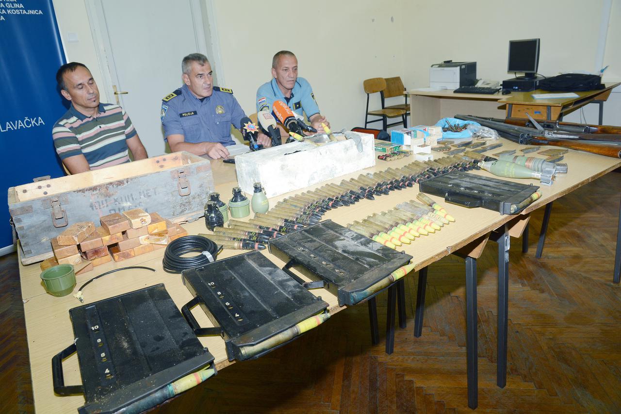 Policija zapljenila veliku količinu vatrenog oružja i eksploziva u Sisku