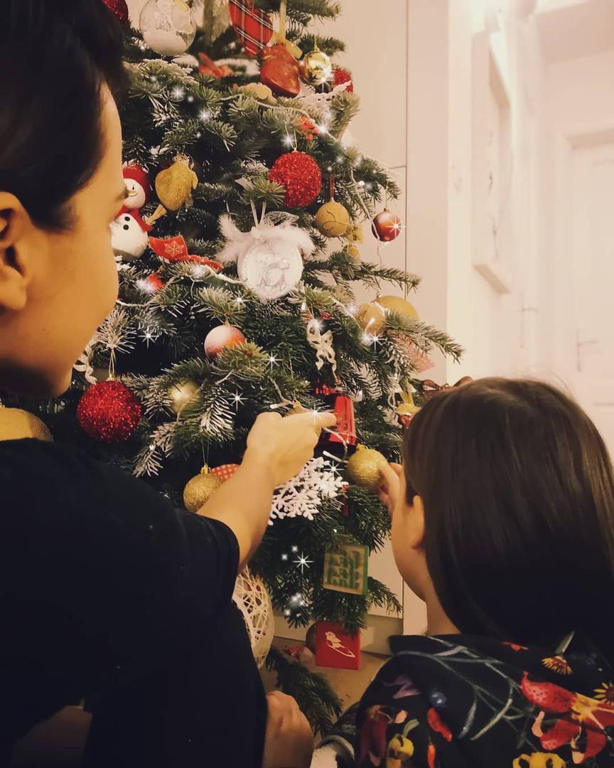 Marijani Batinić je u ukrašavanju božićne jelke pomogla kći.