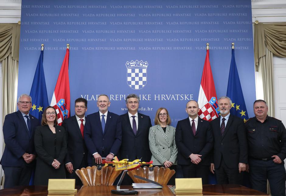 Zagreb: Potpisani ugovori o nabavi dva zrakoplova za gašenje požara
