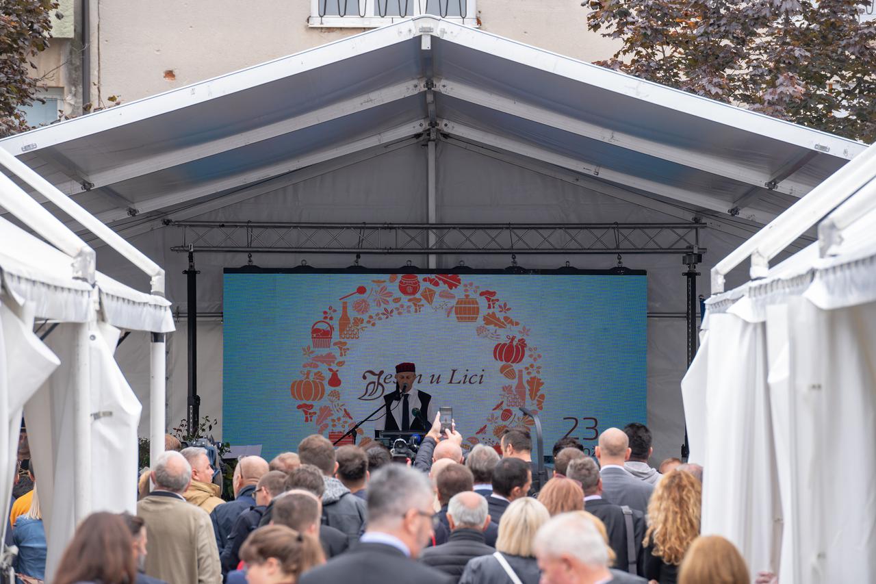 U Gospiću je otvorena manifestacija Jesen u Lici, posjetio ju je i premijer Plenković