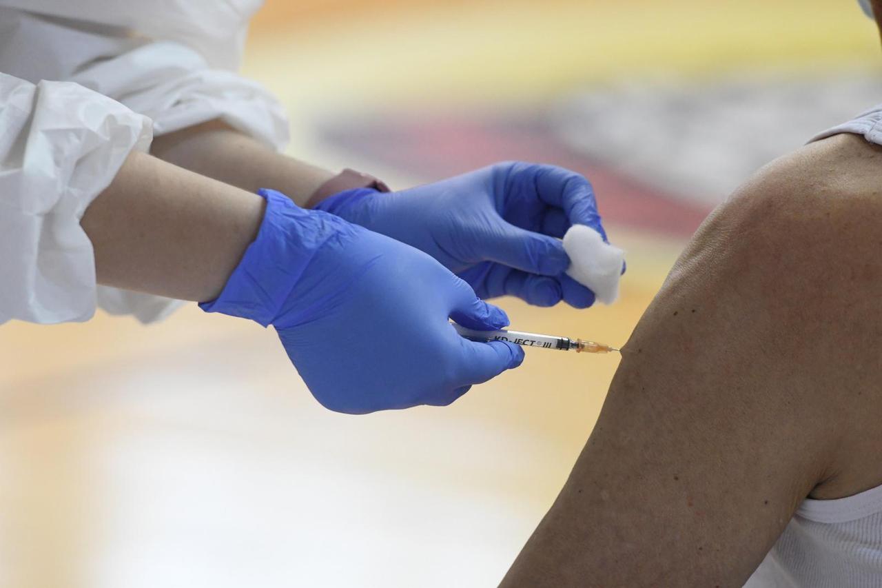 Šibenik: Nastavljeno masovno cijepljenje u dvorani na Baldekinu
