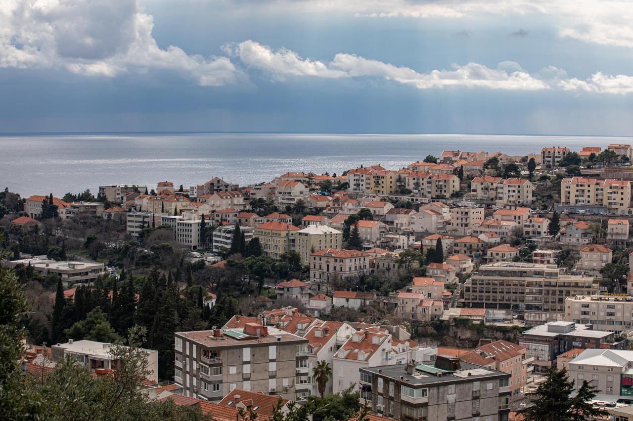 Pogled na Dubrovnik i tmurne oblake koji su se nadvili nad morem