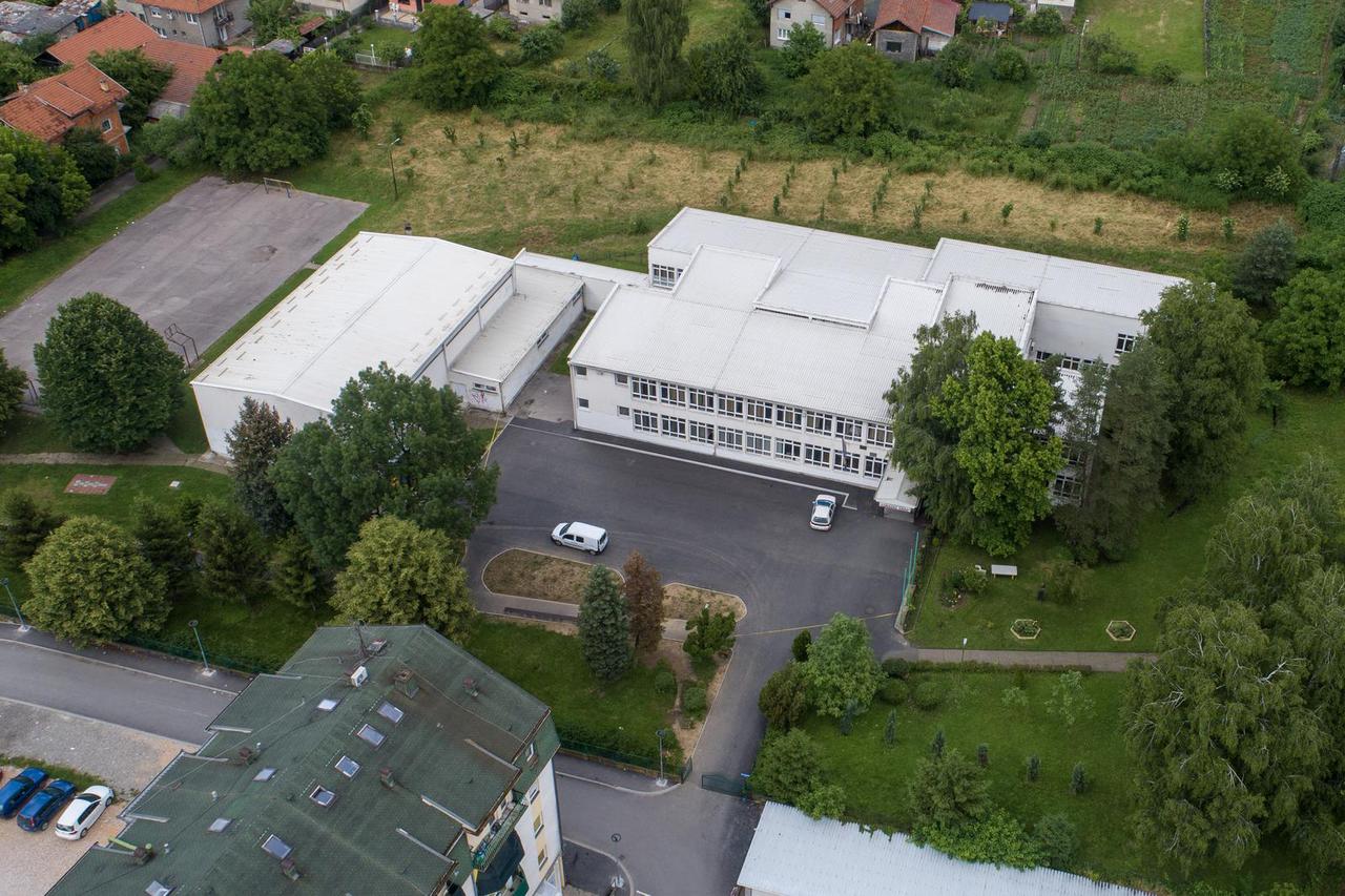 Lukavac: Pogled iz zraka na školu u kojoj je učenik pucao na učitelja