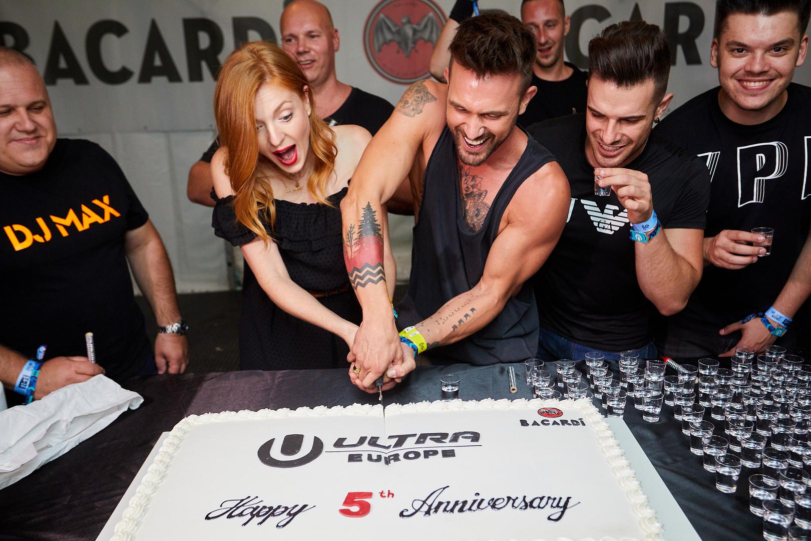 Na prvoj noći Ultra Europe Festivala našli su se i poznati Hrvati. Tako su Nataša Janjić i Luka Nižetić zajedno rezali rođendansku tortu.