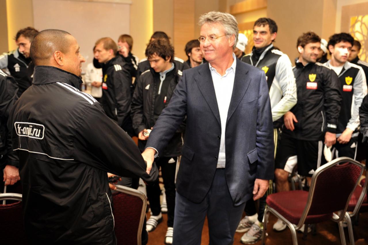 'Dutch football coaching legend Guus Hiddink (C) shakes hands with Anzhi Makhachkala\'s Brazilian defender Roberto Carlos (L) before a team practice session in Belek on February 17, 2012. Hiddink sign
