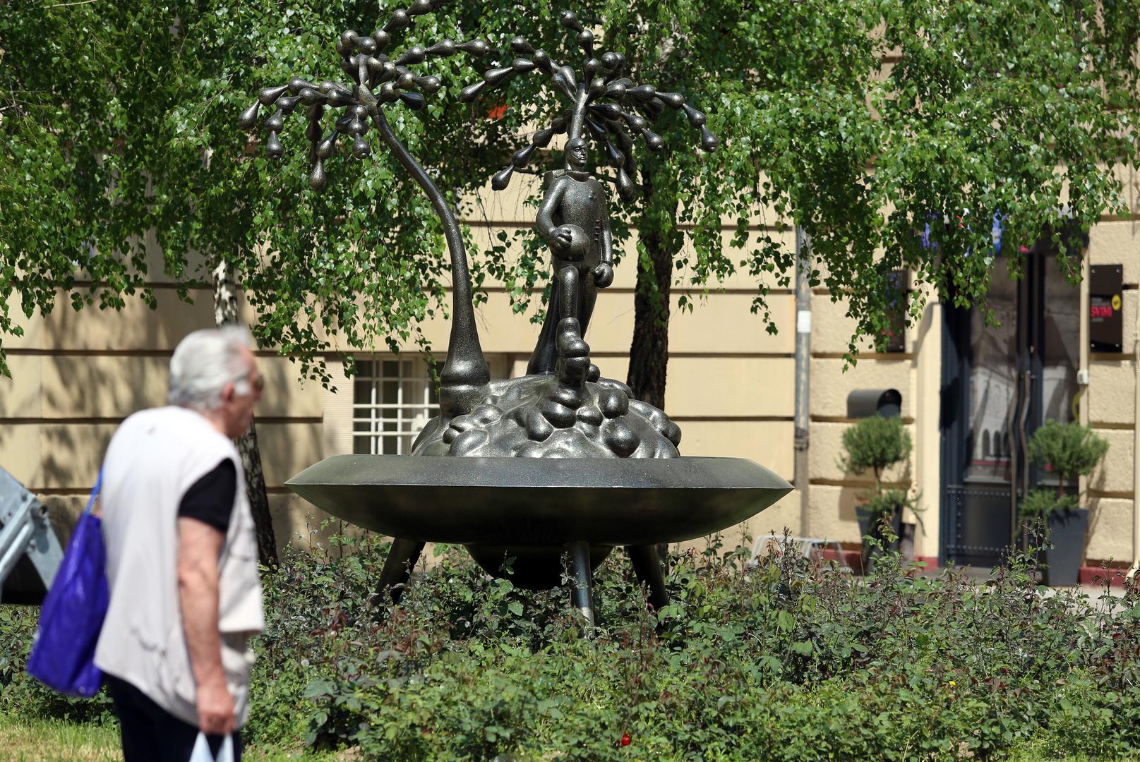 “Dvije palme na otoku sreće” Ivana Fijolića naziv je skulpture koja stoji u parku. Fijolić je zapravo portretirao kipara Ratka Petrića