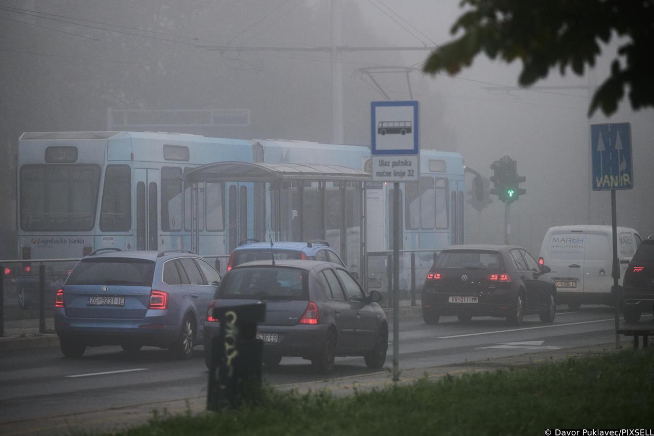 Zagreb: Gusta magla u gradu otežava promet i vozačima i pješacima