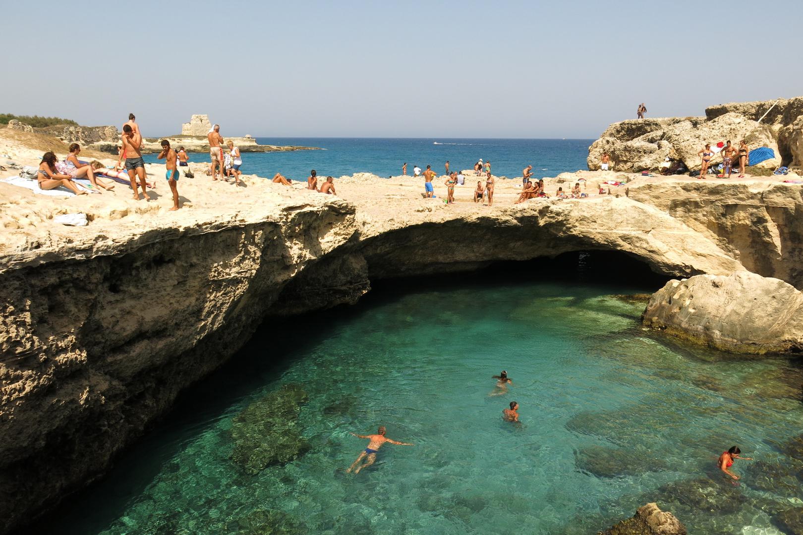 Ova prirodna ljepotica, u prijevodu s talijanskog "Pećina poezije", omiljeno je mjesto za plivanje brojnih turista.
