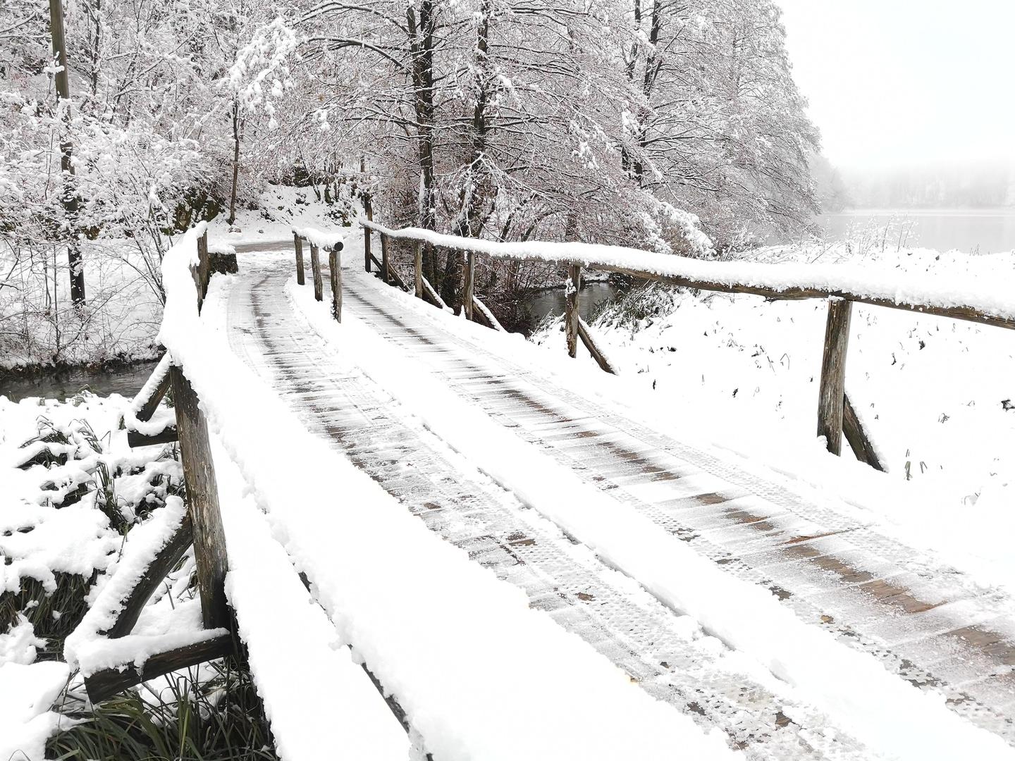 No, po mnogima zapravo je zima najljepše godišnje doba za doživjeti Plitvička jezera iako tada nacionalni park posjeti i 10 puta manje posjetitelja nego u ljetnoj sezoni. 