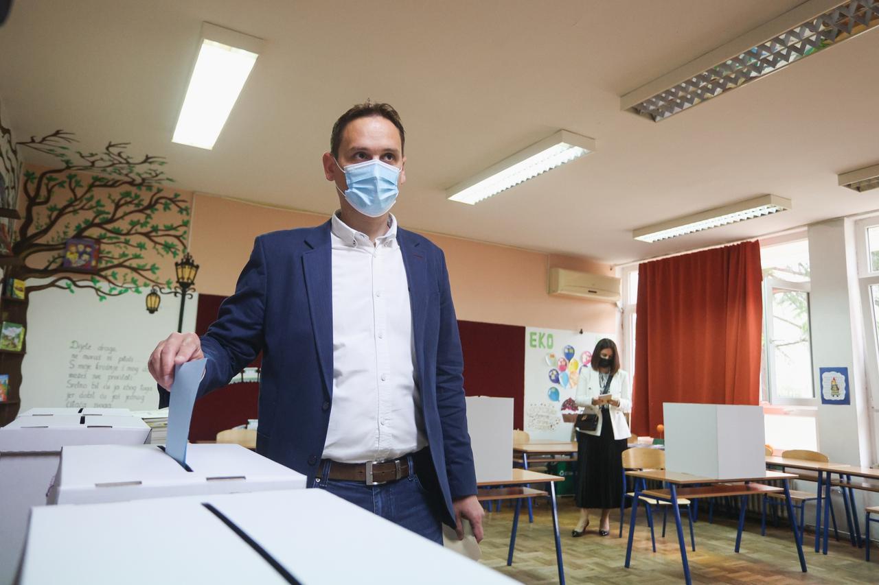 Zadar: Kandidat za gradonačelnika Marko Vučetić u pratnji supruge glasovao na lokalnim izborima