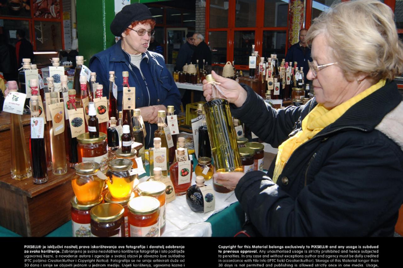 '08.11.2012., Sisak - Gradska trznica Sisak organizirala je manifestaciju  Dani meda koja traje do nedjelje, a na kojoj su svoje proizvode izlozili pcelari s podrucja Sisacko-moslavacke zupanije.  Pho