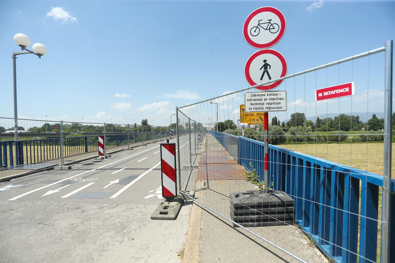Zagreb: Nogostup Savskog mosta ograđen metalnom ogradom